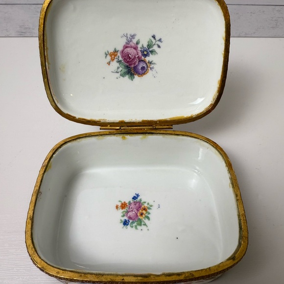 France Hand Painted Plum Porcelain Hinged Trinket Box With Matching Trinket Tray - Picture 12 of 13